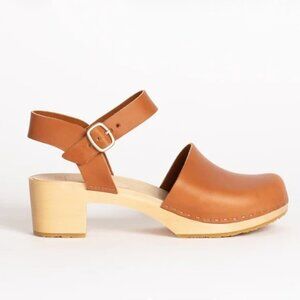 Bryr Emma Closed Toe Clogs